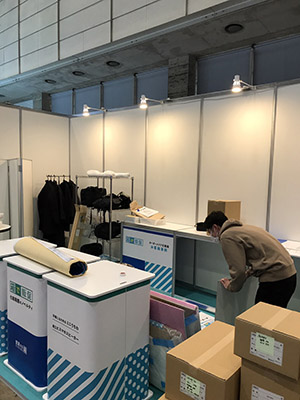 設営中 コマガタ 第3回販促EXPO春 化粧箱屋のノベルティ