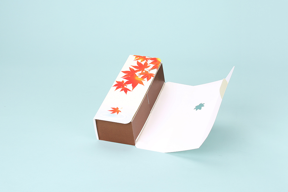 紅葉のお菓子箱 窓抜き N式変形組み箱 開いた様子