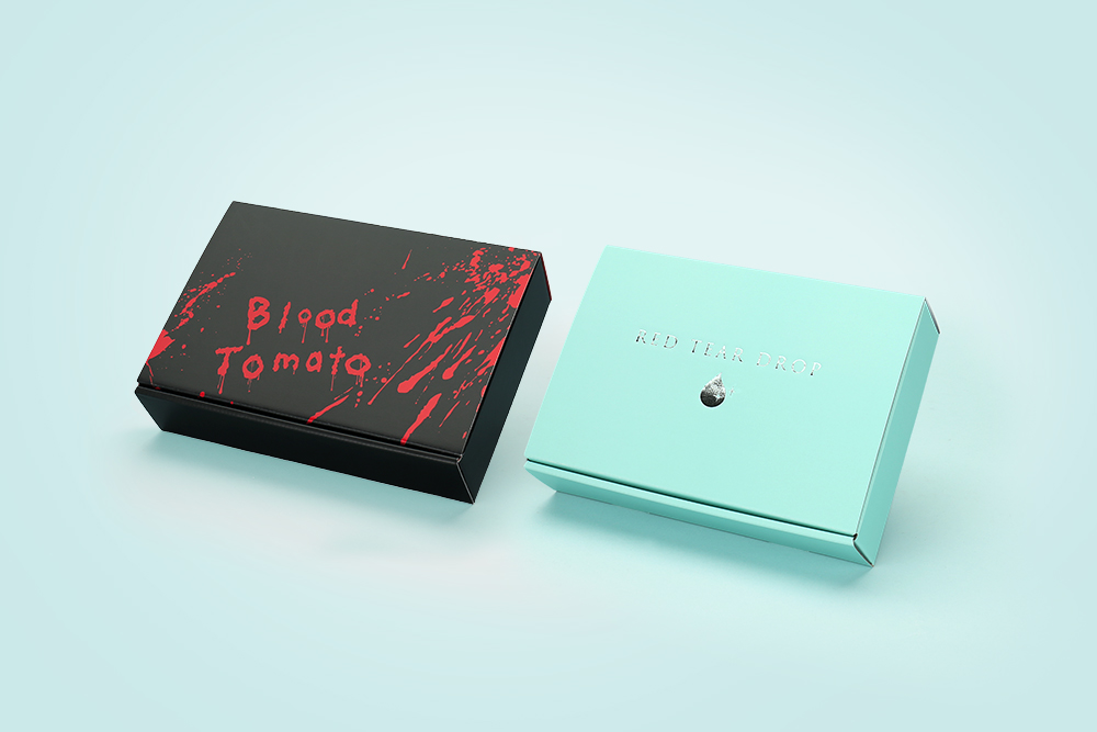 【制作実績】ブランドトマト（Blood Tomato/RED TEAR DROP）2品種贈答用N式化粧箱。カラーダンボール合紙で箱内側をデザイン。部分ニスと箔押しで高級感と品種を差別化。