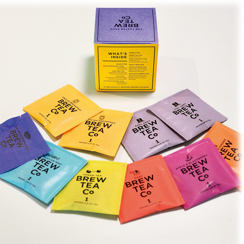 ティーバッグアソート化粧箱と中身の紅茶個包装を並べた様子 Brew tea Co.