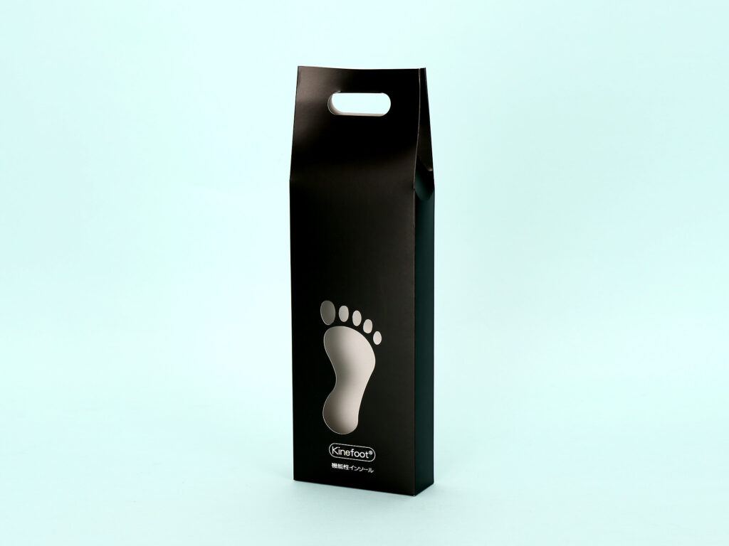 【制作事例】足型ダイカット窓付きのインソール(Kinefoot)用化粧箱**。陳列用フック穴と機能性を兼ね備えた縦長パッケージ。**