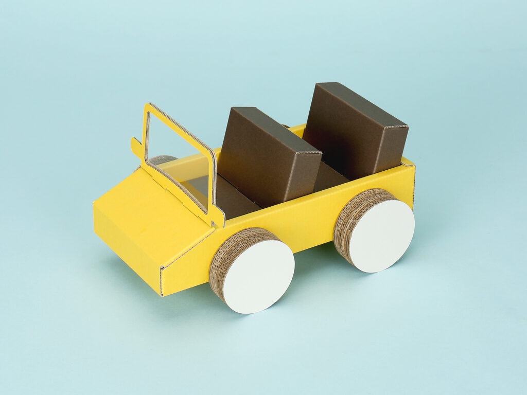 7周年記念のダンボール製のオープンカー