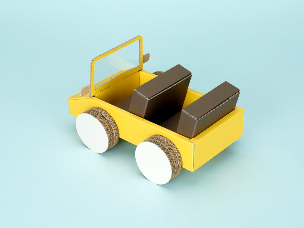 ダンボール製のオープンカー 後ろから