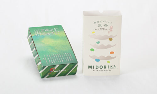 【パーツ紹介】枝豆まんじゅう用スリーブと変形地獄底化粧箱の個別パーツ。枝豆型の型抜き窓付きスリーブと裏面への印刷でナチュラルな風合いを表現。