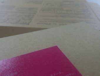 ダンボール箱にオフセット印刷とニス引き加工