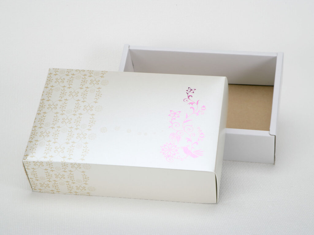 シンプルなデザインの使い捨て紙ボックス