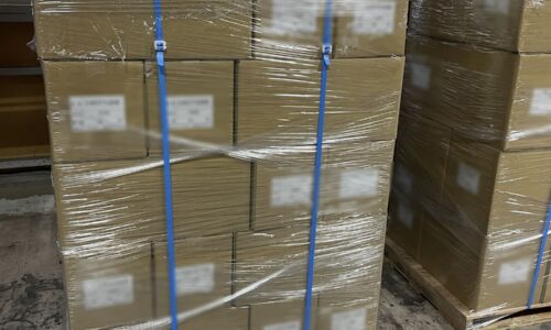 化粧箱　荷姿　ダンボール梱包ラップ巻　バンド止め