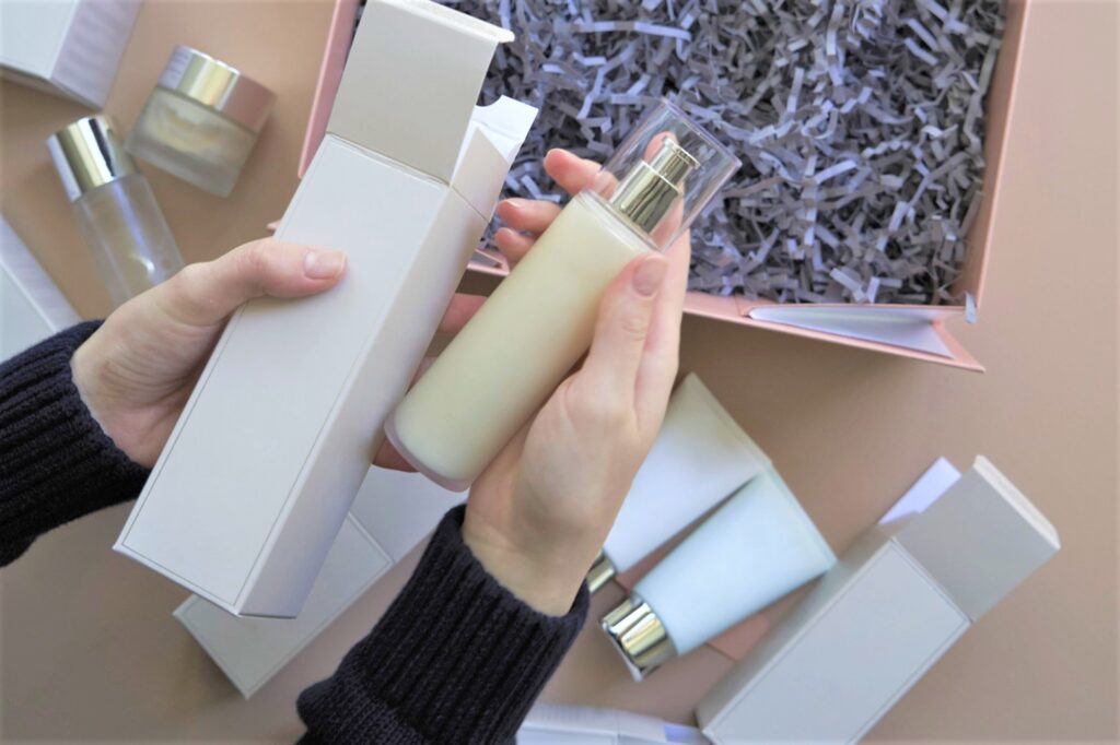 化粧品の紙箱パッケージデザインイメージ