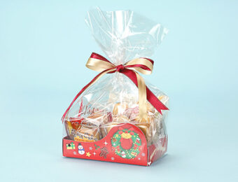 クリスマスのお菓子用 そり型ギフトボックスとピロートナカイ