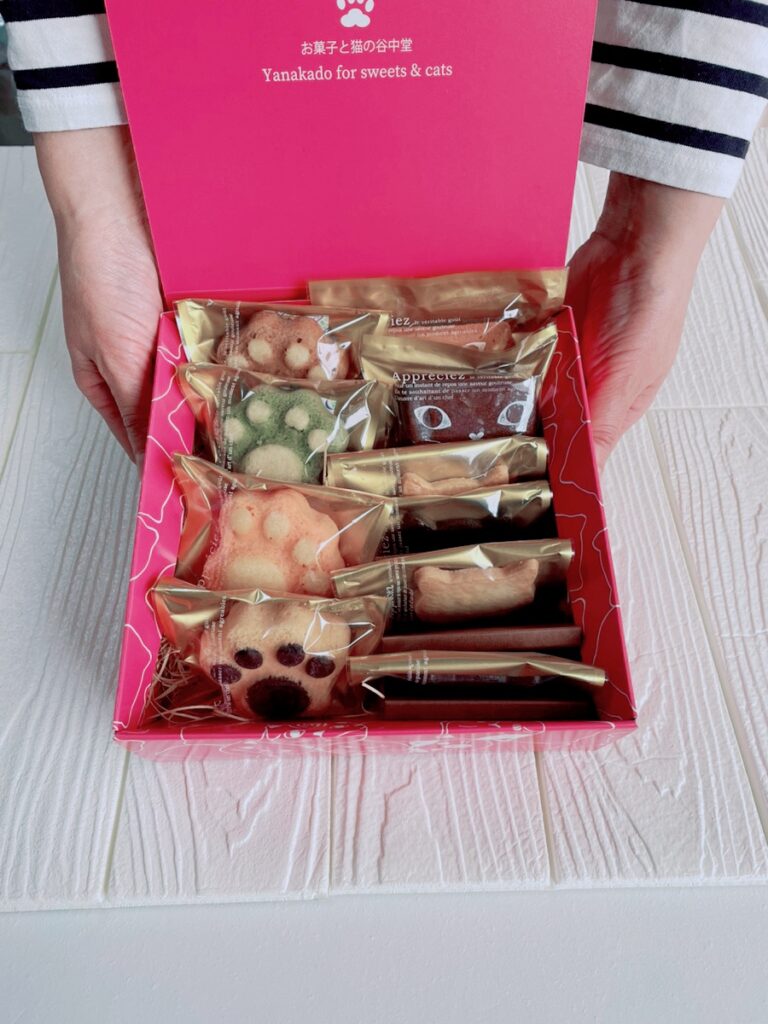 包装紙と同じ柄の箱 お菓子詰合せ化粧箱 ご使用例