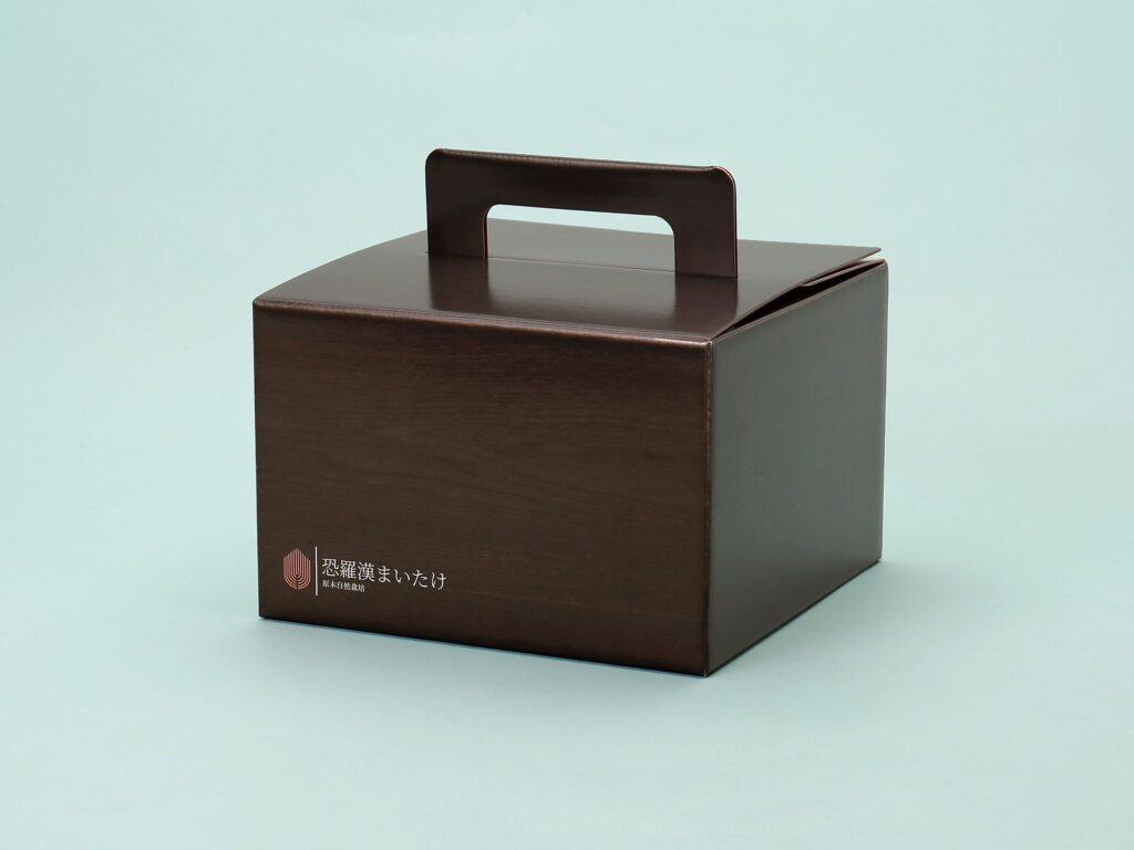 【事例紹介】木目柄とカラーダンボールを使用し、自然の高級感を表現したパッケージデザイン。