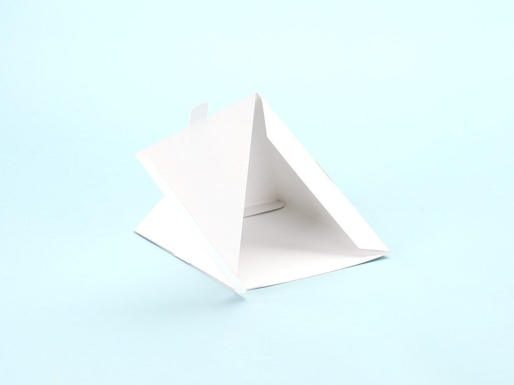 四角錐の化粧箱　ピラミッド型の箱　ふたを開けた様子