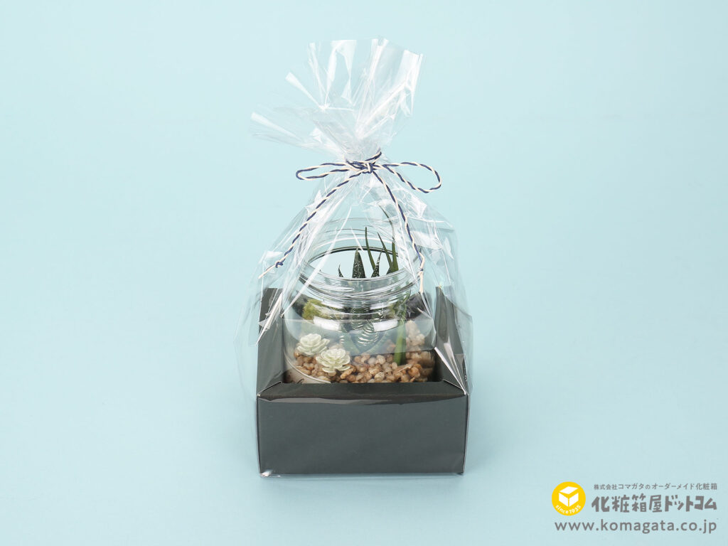 斜めカットの額縁付ギフト箱のラッピング例