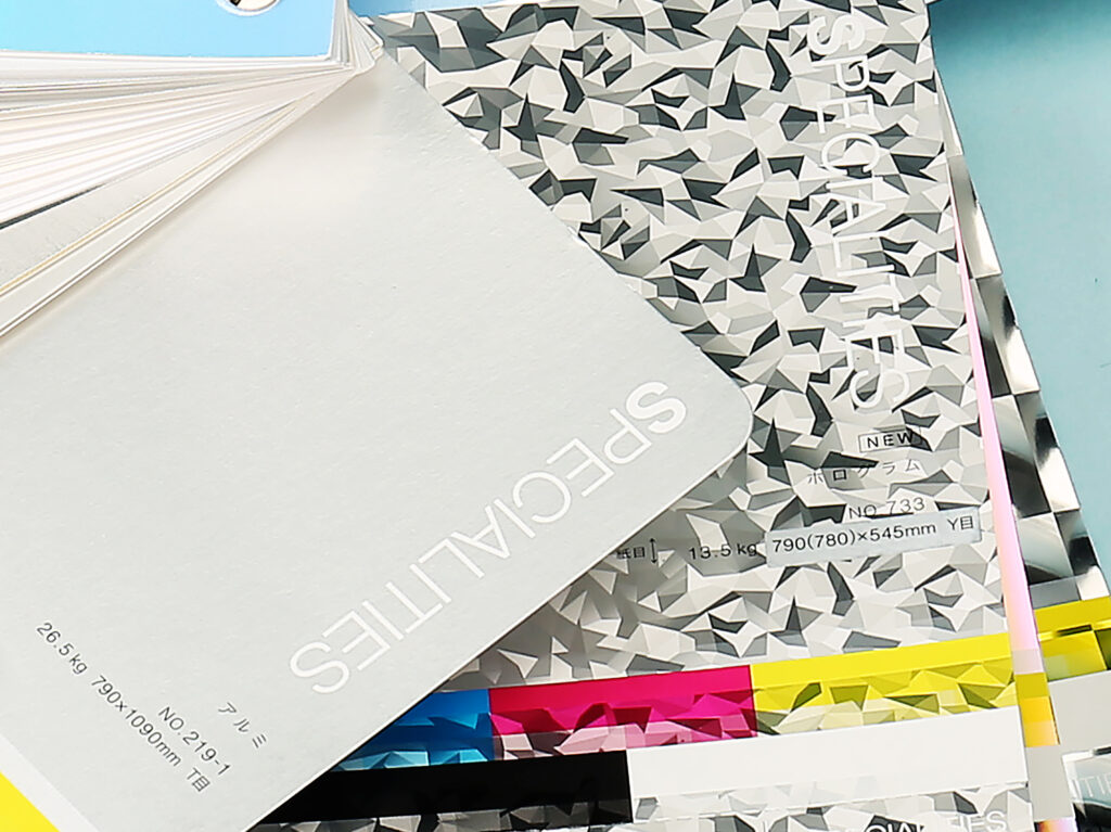 その他の候補だったアルミとホログラム紙の見本