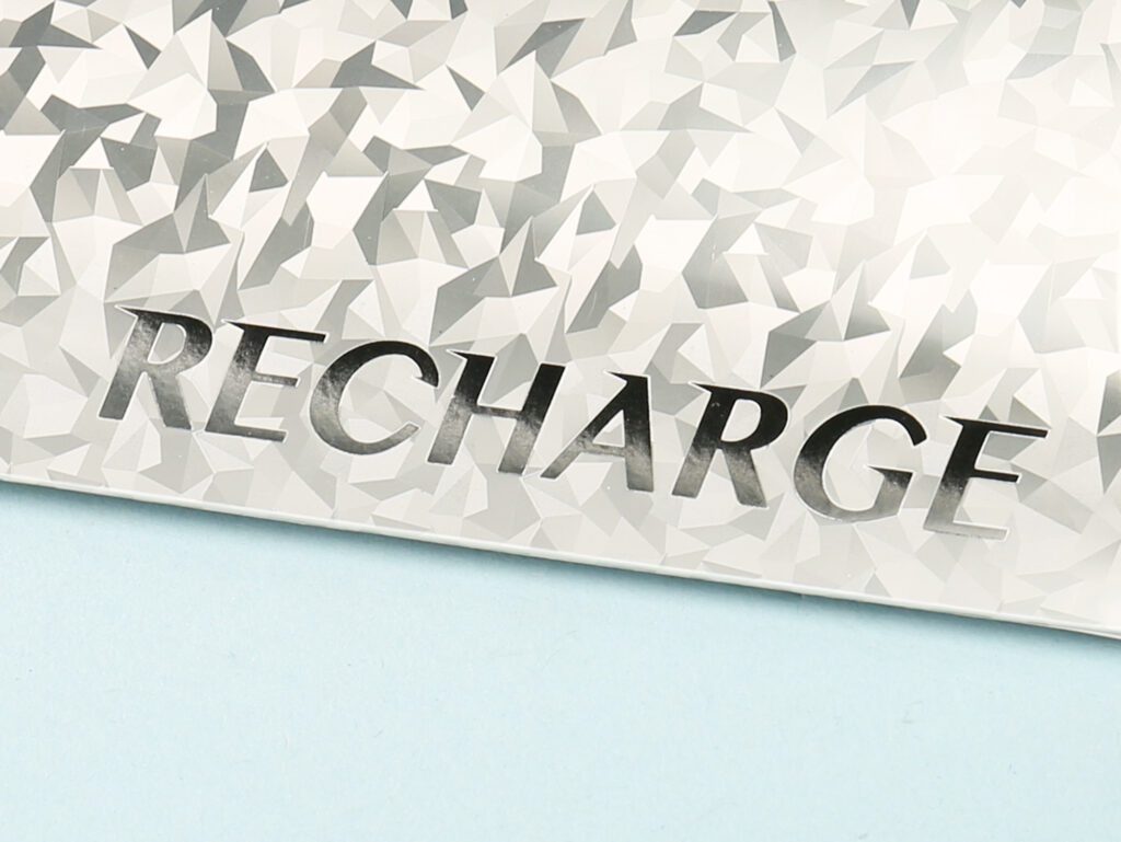 ホログラム紙×箔押しのピローケース RECHARGEロゴのアップ
