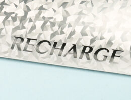 実績紹介に「ホログラム紙×箔押しのピローケース 自動車装飾品用」を公開しました！