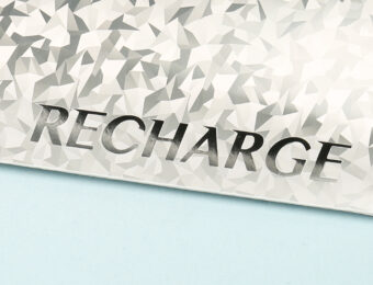 実績紹介「ホログラム紙×箔押しのピローケース 自動車装飾品用」公開！